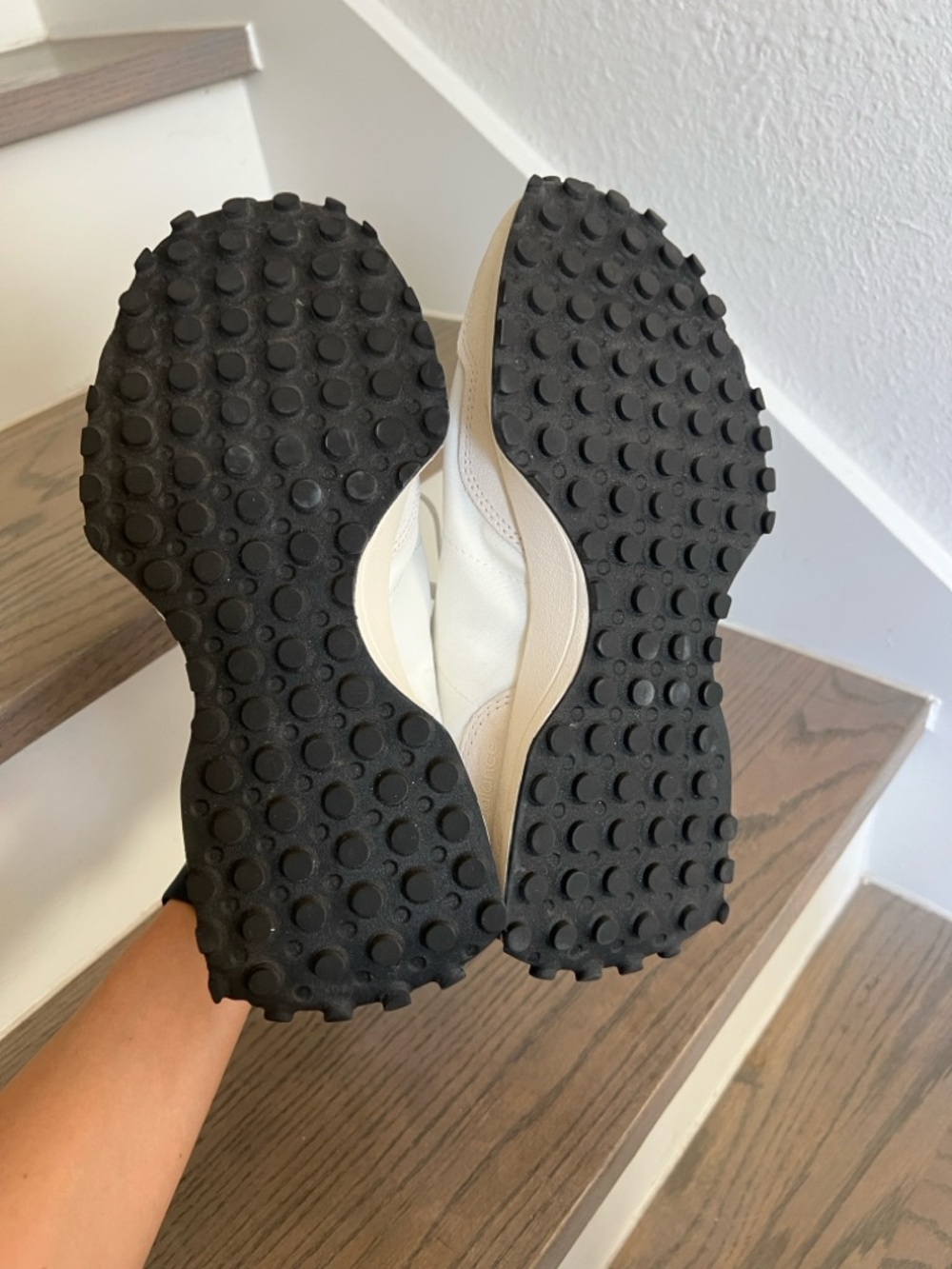 NWOB New Balance Women's 327 Sneakers in Black and White - Picture 6 of 6